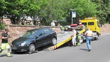 13 Fahrzeuge wurden am Sonntag abgeschleppt, weil sie trotz Halteverbots im Bereich des Festzugs parkten. Foto: Eberth
