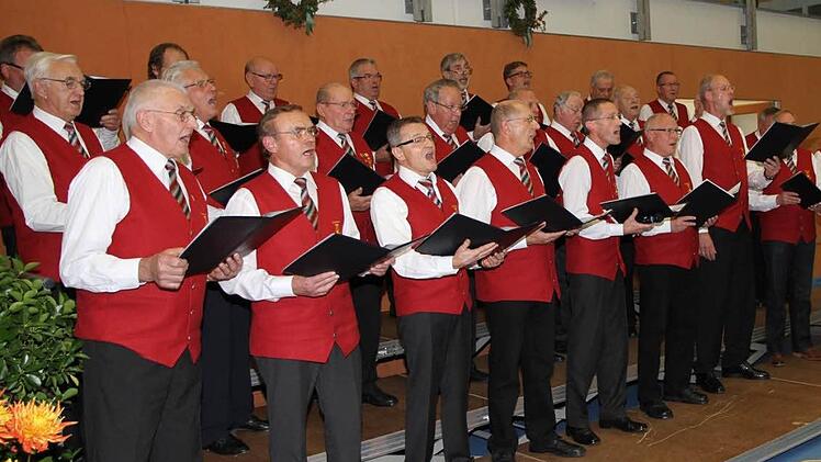 Der Jubelchor bei seinem Auftritt mit Dirigent Georg Gunselmann (r.)  Fotos: Erlwein