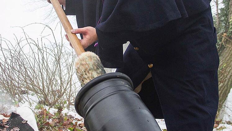 Die Mutter aller Kanonen beim Neujahrsböllern in Zeil. Jürgen Burger aus Prappach lädt die wuchtigste Kanone mit einem Kaliber von 17 cm nach, ein Nachbau des Mörsers von Belgrad.