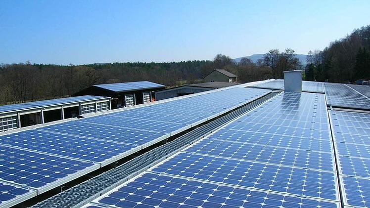 Ein Solardach könnte das erste Projekt der Energiegenossenschaft Coburger Land werden. Sie bewirbt sich um das Projekt auf dem Dach der neuen Mensa für das Gymnasium Ernestinum in Coburg. Foto: CT-Archiv
