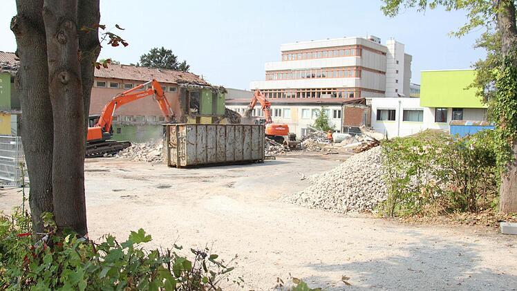 Der Abriss der alten Grundschule in der Kerschensteinerstraße in Höchstadt ist eine staubige Angelegenheit. Nachdem das Gebäude verschwunden ist, soll hier eine neue Doppelturnhalle zwischen Ritter-von-Spix-Mittelschule und Gymnasium entstehen. Foto: Christian Bauriedel