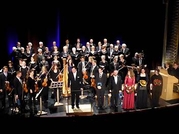 Bühnenfüllend: Dirigent Hermann Freibott, seine fünf Gesangssolisten, das Orgelpositiv, die Soloharfe, das Streichorchester "sinfonietta franconica" und der Chor der Kissinger Sängervereinigung. Foto: Gerhild Ahnert