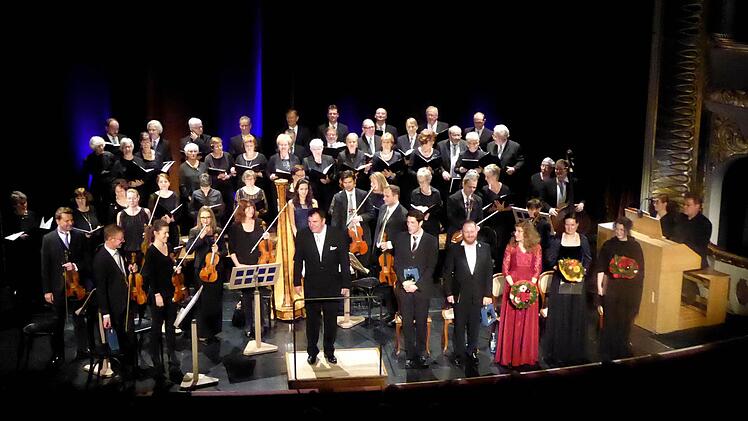 Bühnenfüllend: Dirigent Hermann Freibott, seine fünf Gesangssolisten, das Orgelpositiv, die Soloharfe, das Streichorchester "sinfonietta franconica" und der Chor der Kissinger Sängervereinigung. Foto: Gerhild Ahnert