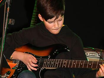 Florian Wasner bewies beim Jahreskonzert der Musicschool Kulmbach Mut: Er trat nicht nur als erster auf die Bühne, sondern spielte auch noch alleine. Foto: Sonny Adam