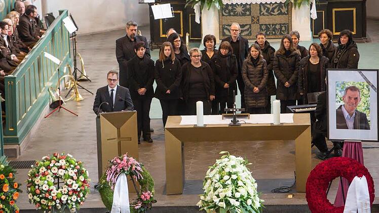 Frank Alexander Kühne gab in seiner vom Mainline Gospelchor umrahmten bewegenden Abschiedsrede Einblicke in das Leben seines Vaters.  Foto: Barbara Herbst