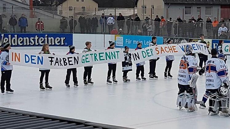 Die Nachwuchsspieler beider Vereine bezogen im offenen Pegnitzer Stadion klar Stellung. Foto: privat