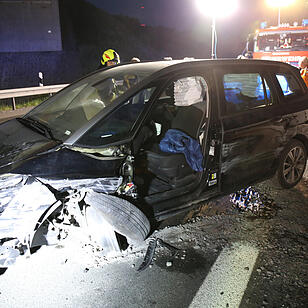 Autofahrerin kracht mehrfach in Leitplanke - Drei Insassen des Wagens verletzt – Feuerwehr muss eingeschlossene Fahrerin befreien