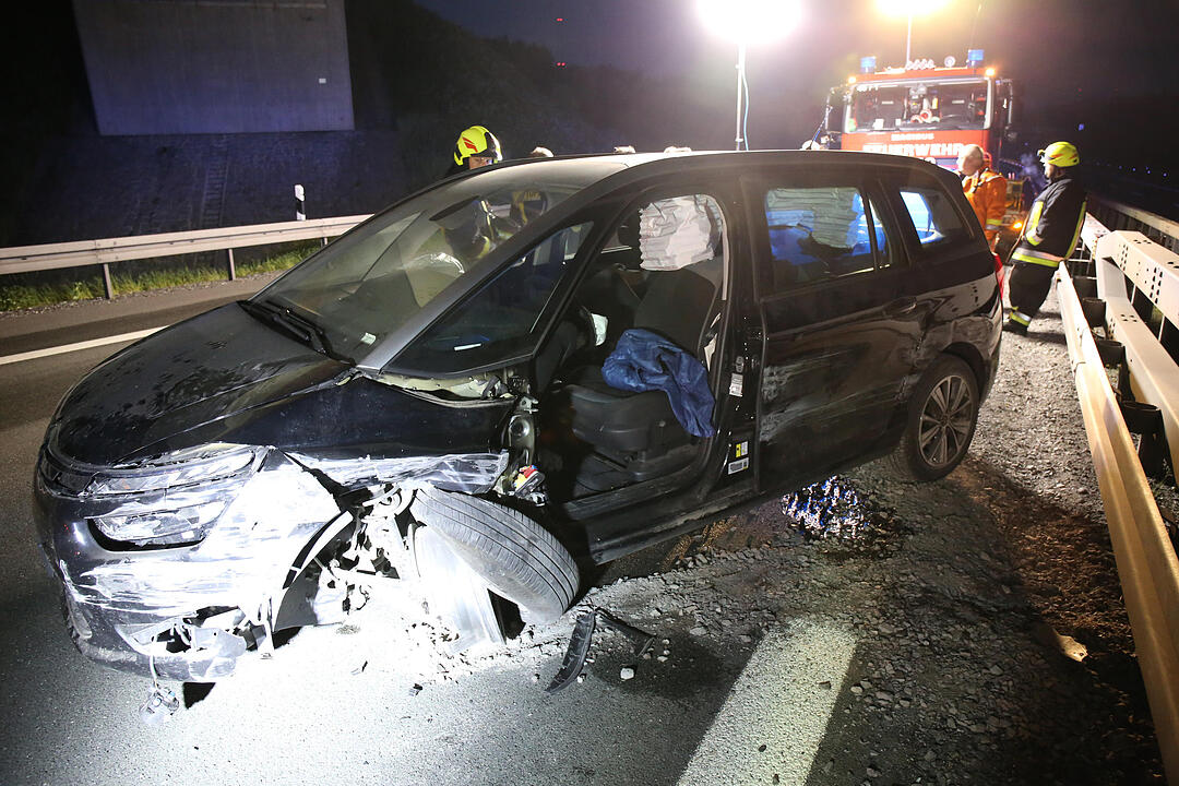 Autofahrerin kracht mehrfach in Leitplanke - Drei Insassen des Wagens verletzt – Feuerwehr muss eingeschlossene Fahrerin befreien
