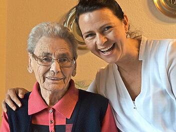 "Wir haben die beste Mutter, Oma und Uroma der Welt", sagt Tochter Alexandra und drückt sie herzlich.