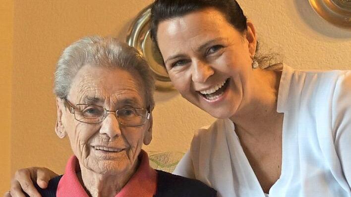 "Wir haben die beste Mutter, Oma und Uroma der Welt", sagt Tochter Alexandra und drückt sie herzlich.