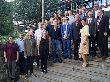 Auf der Siegertreppe vereint: Die Kammersieger der IHK Mainfranken und der Handwerkskammer Unterfranken sowie weitere Preisträger mit ihren Laudatoren. Fotos: Sigismund von Dobschütz