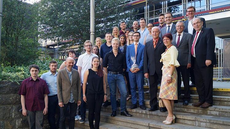 Auf der Siegertreppe vereint: Die Kammersieger der IHK Mainfranken und der Handwerkskammer Unterfranken sowie weitere Preisträger mit ihren Laudatoren. Fotos: Sigismund von Dobschütz