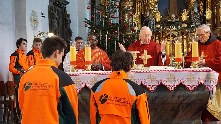 Die Messe zum Schutzpatron der Wald- und Forstleute, dem Heiligen Sebastian wurde in der noch weihnachtlich geschmückten Klosterkirche am Kreuzberg gefeiert. Auszubildende der Bayerischen Staatsforsten übernahmen den Altardienst. Als Zelebranten waren gekommen Dr. Ignace Matensi (Lohr), Weihbischof Ulrich Boom und Pater Martin Domogalla. Foto: Marion Eckert