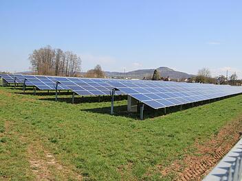 Ein Solarpark wird in der Nähe von Herreth entstehen. Dafür stellte der Gemeinderat Itzgrund nun die Weichen. Symbolfoto: Jutta Rudel