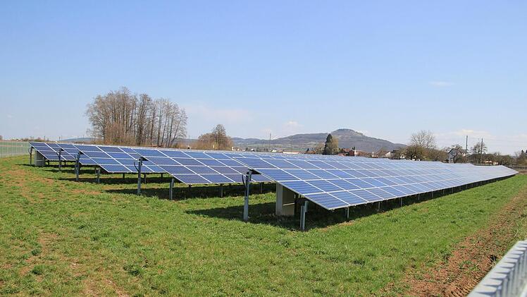 Ein Solarpark wird in der Nähe von Herreth entstehen. Dafür stellte der Gemeinderat Itzgrund nun die Weichen. Symbolfoto: Jutta Rudel