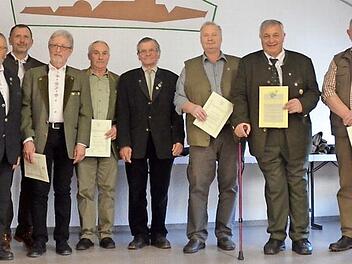 Ehrungen bei der Kreisgruppe Kronach des Jagdschutz- und Jägerverbands; mit im Bild Kreisvorsitzender Bernhard Schmitt (links) sowie seine beiden Stellvertreter Eckhard Schneider (Dritter von links) und Matthias Kohlmann (rechts)  Foto: K.- H. Hofmann