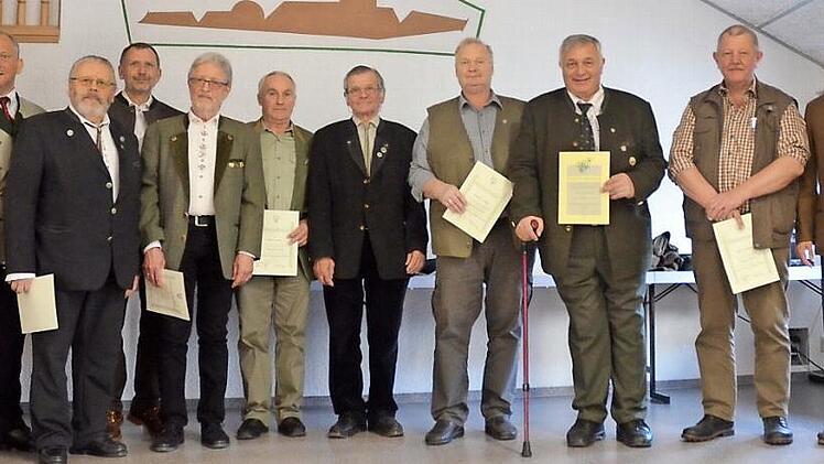 Ehrungen bei der Kreisgruppe Kronach des Jagdschutz- und Jägerverbands; mit im Bild Kreisvorsitzender Bernhard Schmitt (links) sowie seine beiden Stellvertreter Eckhard Schneider (Dritter von links) und Matthias Kohlmann (rechts)  Foto: K.- H. Hofmann