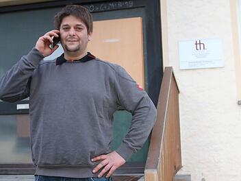Christopher Konrad vor der Arztpraxis: Mit seinem Handy hat er die Polizei angerufen, das Smartphone dann dem Täter weitergereicht. Alexander Hartmann