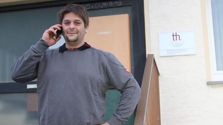 Christopher Konrad vor der Arztpraxis: Mit seinem Handy hat er die Polizei angerufen, das Smartphone dann dem Täter weitergereicht. Alexander Hartmann