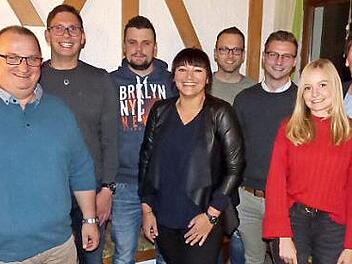 In der Versammlung in Morschreuth (v. l.): Christopher Essary, Bürgermeisterkandidat Hans Heckel, Johannes Roppelt, Mario Friede, Spitzenkandidatin Daniela Pöhlmann, Maximilian Sebald, Sebastian Hutzler, Sophie Richter, Tanja Rost und Fabian Müller  Foto: Thomas Weichert