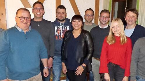 In der Versammlung in Morschreuth (v. l.): Christopher Essary, Bürgermeisterkandidat Hans Heckel, Johannes Roppelt, Mario Friede, Spitzenkandidatin Daniela Pöhlmann, Maximilian Sebald, Sebastian Hutzler, Sophie Richter, Tanja Rost und Fabian Müller  Foto: Thomas Weichert