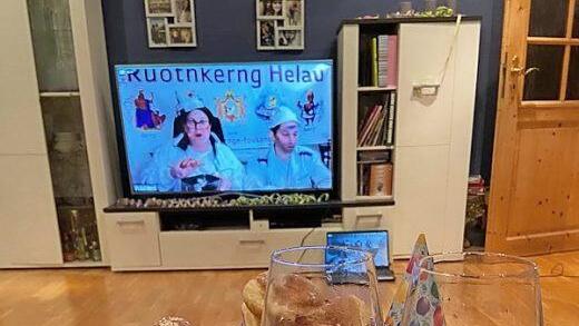 So gemütlich wie möglich konnte man es sich im Wohnzimmer machen, um einen stimmungsvollen Abend mit der Ruotnkernge Fousanocht "Voll diggidol" zu erleben. Auf dem Bildschirm sind Steffi Dressel und Tina Baumstark bei ihrem Sketch als Malergesellen Elsbeth und Alois zu sehen.