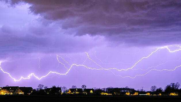 Diplom-Meteorologe Dominik Jung warnt vor heftigen Gewitter-Wochen bis in den Juni hinein.