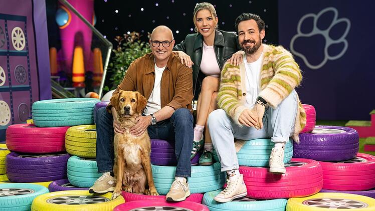 Seit 2021 zeigen ehrgeizige Halter und ihre talentierten Hunde, wie präzise, schnell und harmonisch sie gemeinsam anspruchsvolle Parcours meistern. Jetzt startet die fünfte Staffel "Top Dog Germany - Der beste Hund Deutschlands". Moderiert wird sie von Frank "Buschi" Buschmann (links), Victoria Swarovski und Jan Köppen.