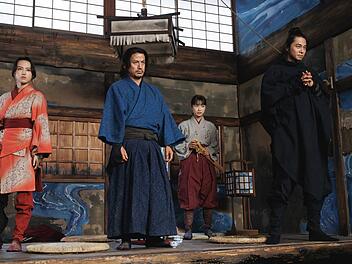 Futaba Katsuki (Yumia Fujisaki, links), Shujiro Saga (Junichi Okada, zweiter von links), Iroha Kinugasa(Kaya Kiyohara) und Kyojin Tsuge (Masahiro Higashide) kämpfen um ihr Leben.