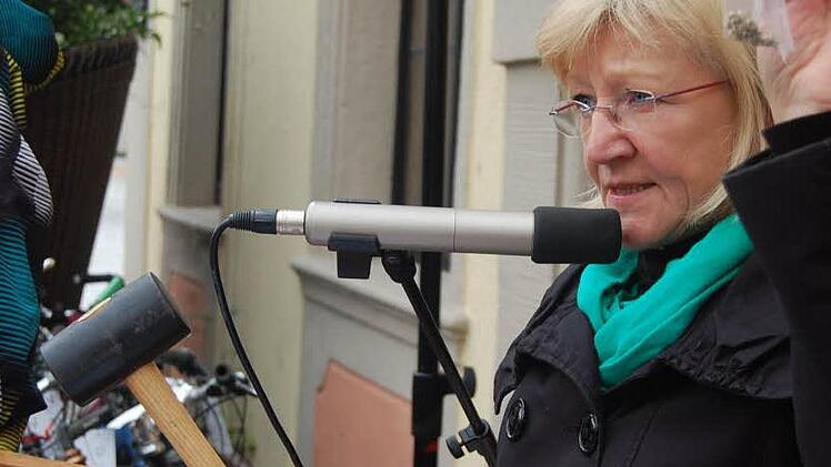 "Zum Ersten, zum Zweiten, Zum Dritten" - Marliese Trütschel leitet die Auktion auf dem Marktplatz.
