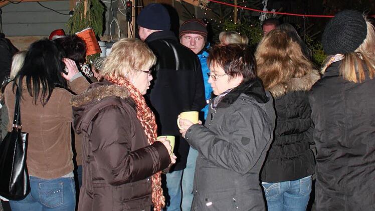 Der Plausch beim Glühwein darf bei keinem Weihnachtsmarkt fehlen.  Foto: Katharina Becht
