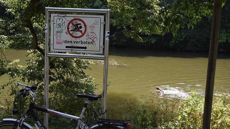 Badeverbote werden großzügig ignoriert.   Fotos: Ronald Rinklef