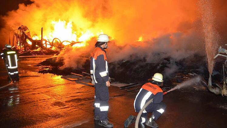 Kampf gegen meterhohe Flammen. Foto: Peter Rauch