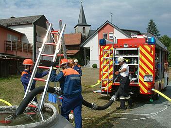 Die Jugendfeuerwehr Tschirn beim Aufbau des Faltmantelbehälters mit Saugleitung  Foto: Hans Franz