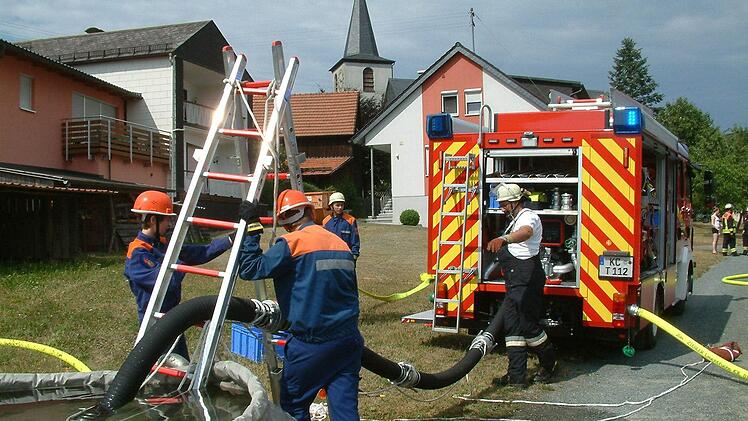 Die Jugendfeuerwehr Tschirn beim Aufbau des Faltmantelbehälters mit Saugleitung  Foto: Hans Franz