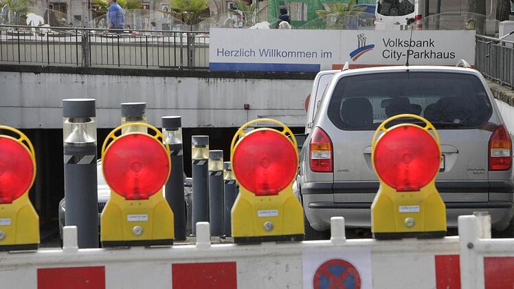 Nur noch Fahrzeuge der Baufirmen stehen hinter der Absperrung der Tiefgarage.