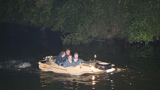 Michael Stoschek (rechts) fuhr mit seinem Amphibienauto vor einem Jahr auf der Regnitz. Die Fahrt war nicht genehmigt. Foto: Riegerpress/Archiv