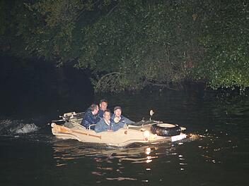 Michael Stoschek (rechts) fuhr mit seinem Amphibienauto vor einem Jahr auf der Regnitz. Die Fahrt war nicht genehmigt. Foto: Riegerpress/Archiv
