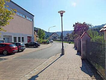 Am freien Straßenrand hinter dem alten Rathaus und dem Pfarrhaus könnten Parkbuchten das Problem lösen.  Foto: Petra Malbrich