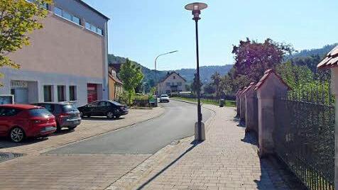 Am freien Straßenrand hinter dem alten Rathaus und dem Pfarrhaus könnten Parkbuchten das Problem lösen.  Foto: Petra Malbrich