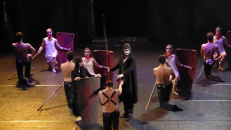 Die Deutsche Tanzkompanie Neustrelitz gastierte im Bad Kissinger Kurtheater mit einer Adaption der Nibelungen-Saga, hier eine Szene, in der Siegfried am Burgunderhof auftritt. Foto: Gerhild Ahnert