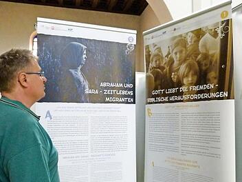 Die informativen Tafeln in der St.-Otto-Kirche stoßen bei Besuchern auf ein reges Interesse.  Foto: Marion Krüger-Hundrup