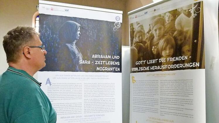 Die informativen Tafeln in der St.-Otto-Kirche stoßen bei Besuchern auf ein reges Interesse.  Foto: Marion Krüger-Hundrup