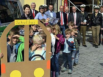 Im "Schulbus" unterwegs: die Vorschulkinder des Maria-Theresia-Kindergartens Lichtenfels.  Foto: Andi Welz