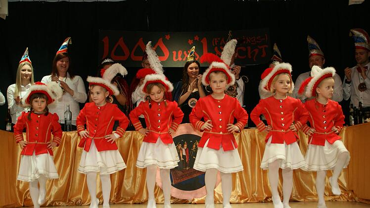 Premiere hatten die kleinsten Gardemädchen, die ihren Auftritt souverän vorführten. Foto: Joachim Beez