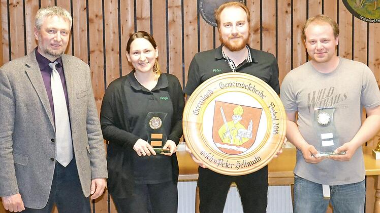 Die von Bürgermeister Ralf Nowak (links) spendierte Gemeindescheibe der Gemeinde Pfarrweisach gewann Peter Hellmuth vom Schützenverein Ditterswind. Rechts neben ihm der Zweitplatzierte Stefan Koch (Junkersdorf) und links daneben Sonja Schmidt (Ditterswind; Dritte)