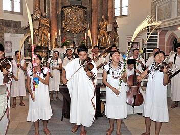 Das Ensemble "Moxos" unternahm in der Himmelkroner Stiftskriche eine Reise in eine Zeit, als die Jesuiten mit ihrer Musik die Ur-Bevölkerung im bolivianischen Amazonasgebiet verzauberten. Foto: Werner Reißaus