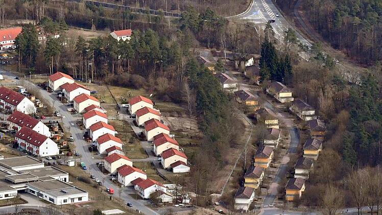 Aus der Luft zeigt sich die Lage der Offizierssiedlung zwischen den rot bedachten Häusern der Natosiedlung (links) und der Pödeldorfer Straße (rechts oben).  Foto: Ronald Rinklef