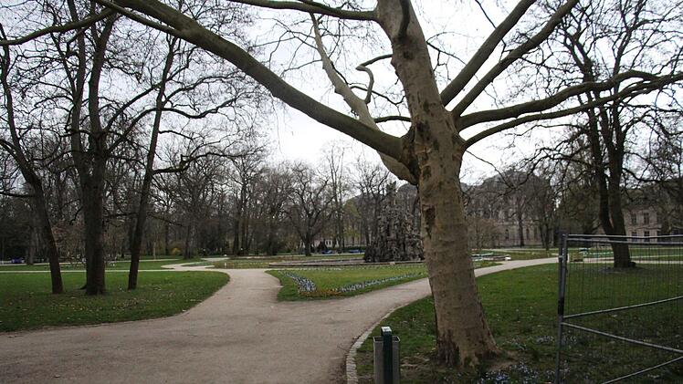 Ausgangsbeschränkung wegen des Coronavirus  in Erlangen: der  Schlossgarten ist gesperrt.  Foto: Christian Bauriedel