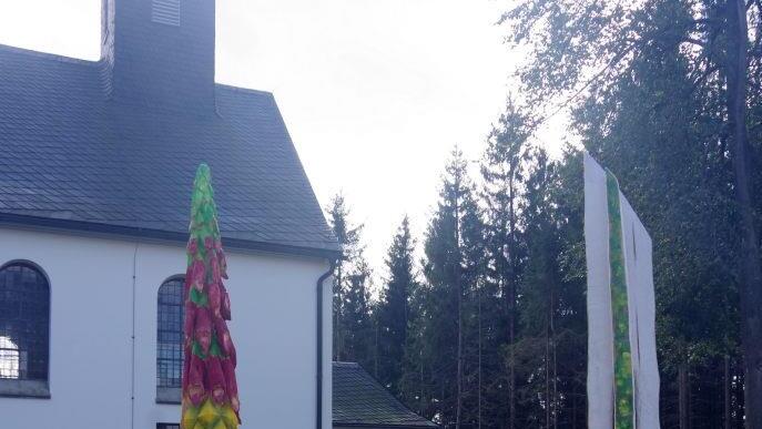 Die Holzskulpturen Foto: Heike Sch&uuml;lein